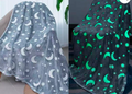 Manta luminosa de lunas y estrellas